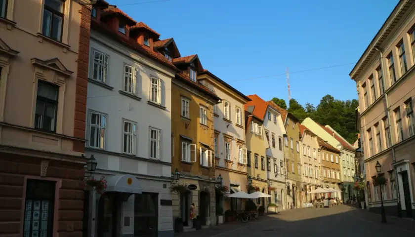 En charmig gata med färgglada hus, perfekt för weekendresor i Europa.