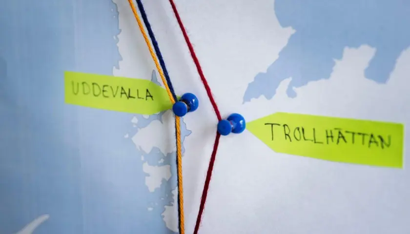 Karta med trådar som visar en tågresa från Uddevalla till Trollhättan.