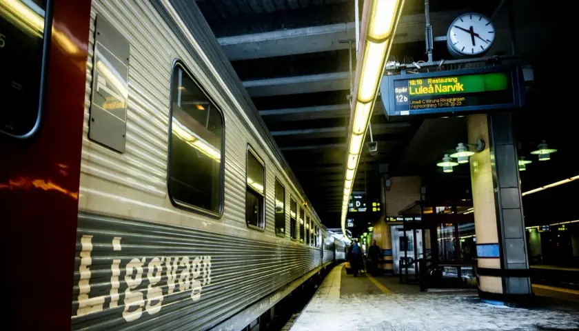 Tåget med liggvagn mot Luleå och Narvik står på perrongen. Snart dags för tåg till Liseberg, eller kanske en resa norrut?