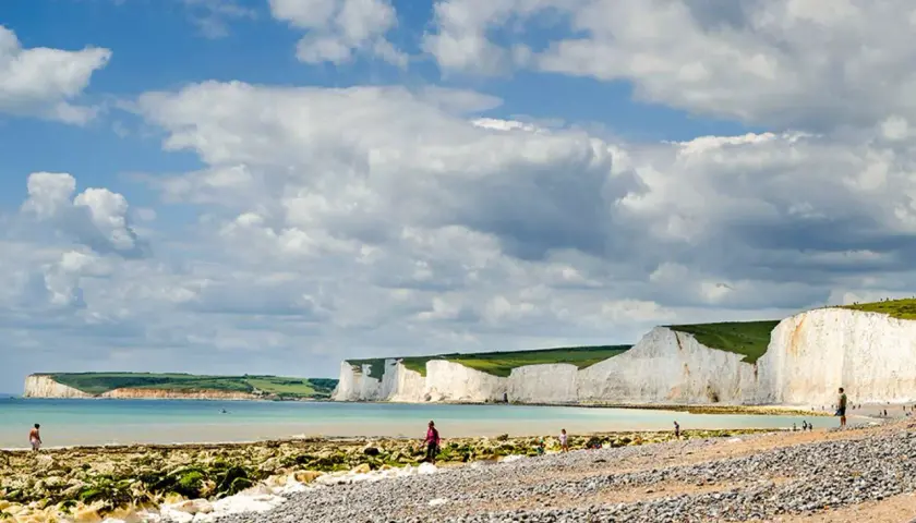 Vackra vita klippor vid havet, en perfekt plats att åka till England och njuta av naturen.