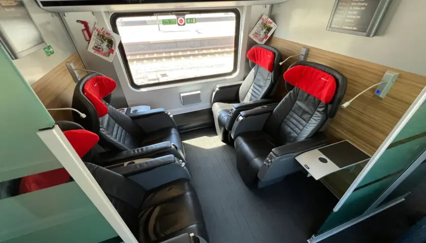Bekväma säten i ett tåg, redo för resan Wien-Salzburg.
