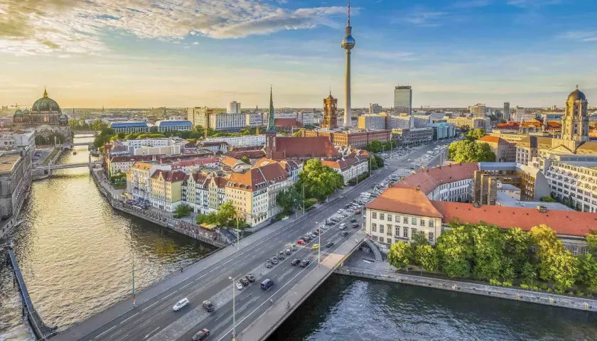 Vy över Berlin med TV-tornet och floden Spree. Tänk dig att ta ett tåg från Berlin till München och se detta landskap.