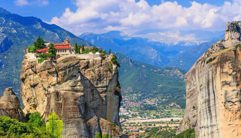 En kloster på en klipptopp i Meteora, Grekland. En dröm om en solsemester i Europa.