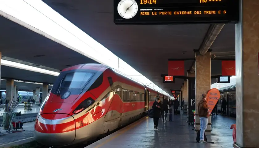 Rött höghastighetståg på en station, redo för avgång till Sicilien.