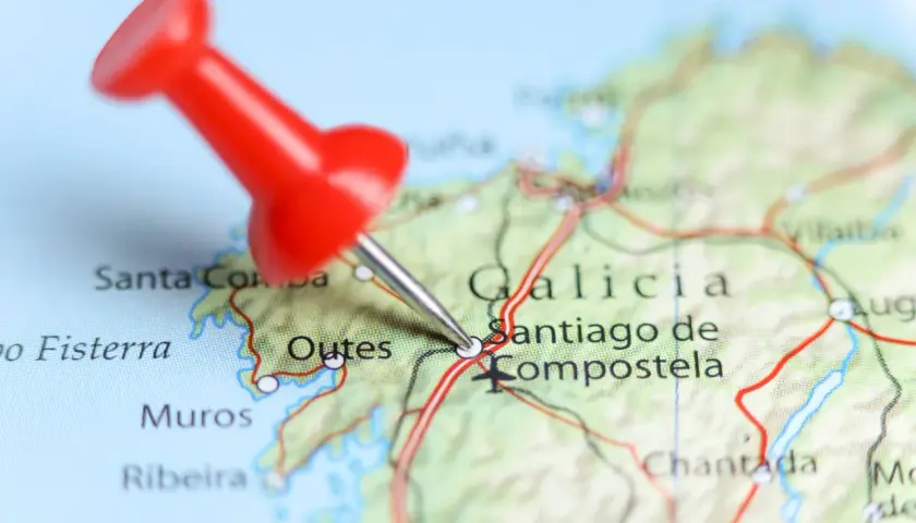 Röd nål markerar Santiago de Compostela på en karta över Galicien, Spanien. En visuell representation av camino de santiago etapper.