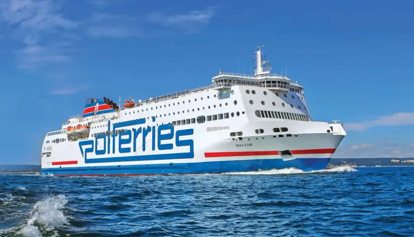 Stor färja med texten "Polferries" på sidan, på väg mot Gdansk.