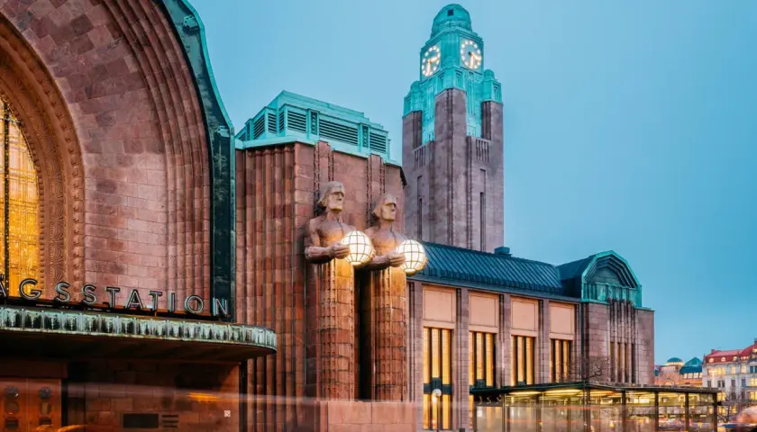 Helsingfors centralstation med sina ikoniska statyer och klocktorn. Perfekt för en weekendresa!