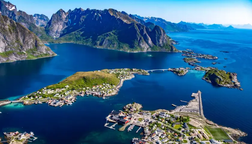 En drömlik lofoten resa med dramatiska berg, turkost vatten och charmiga fiskebyar. En perfekt vy över en norsk pärla.