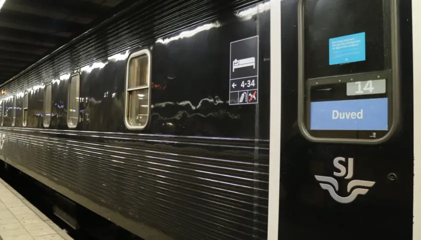 Svart nattåg med SJ-logotypen, redo för resan till Stockholm. Vagn 14, Duved.