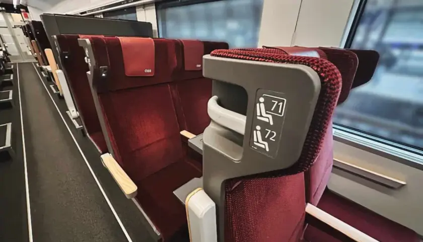 Röda säten i ett nattåg, redo för resan till Hamburg.