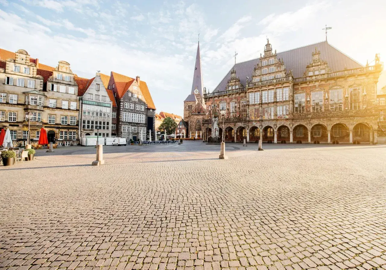 En vacker morgon i Bremen, Tyskland. En perfekt plats för en roadtrip i Tyskland med sina historiska byggnader och kullerstensbelagda torg.
