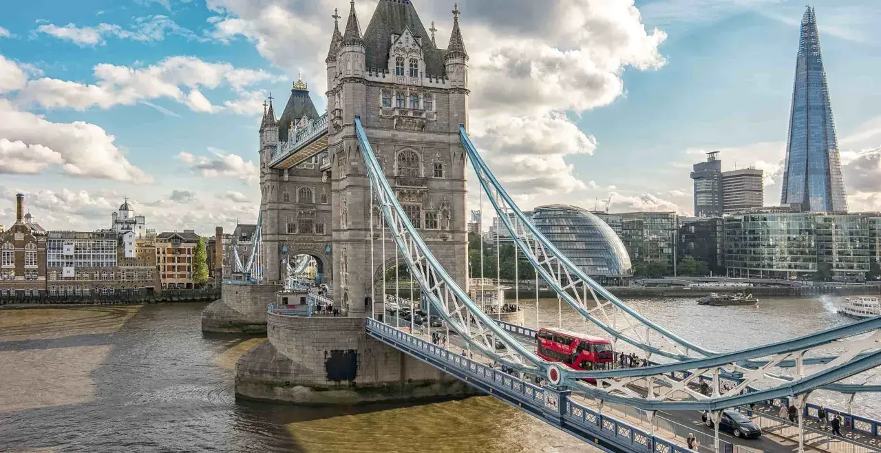 Tower Bridge i London med en röd dubbeldäckare. En resa från Hamburg till London kan börja här.