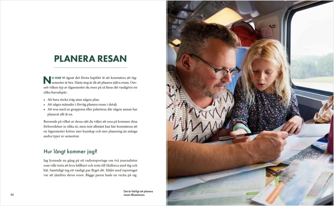 En man och ett barn planerar en tågsemester i Sverige med kartor och anteckningar.