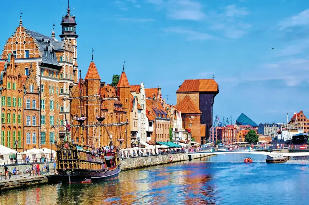 En historisk galeon ligger vid kajen i Gdansk, en stad som en gång var en viktig handelsplats mellan Stockholm och Gdansk.