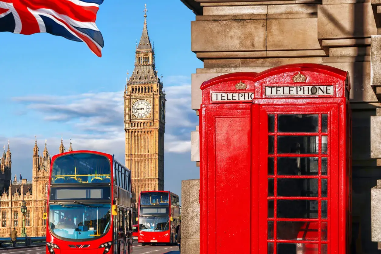 Ikoniska röda telefonkiosker, dubbeldäckare och Big Ben i London. En vy som fångar det klassiska London-klimatet.