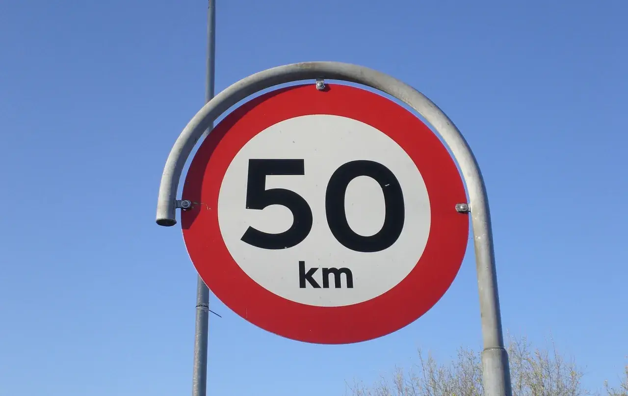 Hastighetsskylt i Danmark visar 50 km/h. En påminnelse om att anpassa hastigheter i Danmark.
