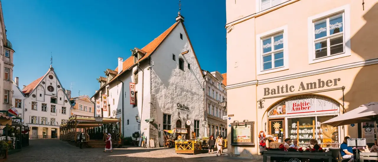 En resa till Tallinn från Stockholm med båt leder till denna charmiga gamla stad med sina medeltida hus och butiken Baltic Amber.