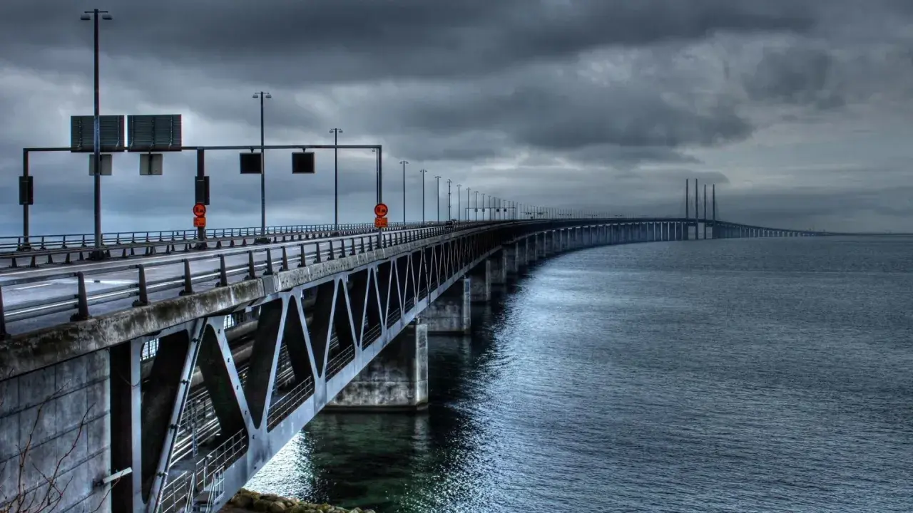 Öresundsbron i grått väder. Nya priser kan påverka resan över sundet.