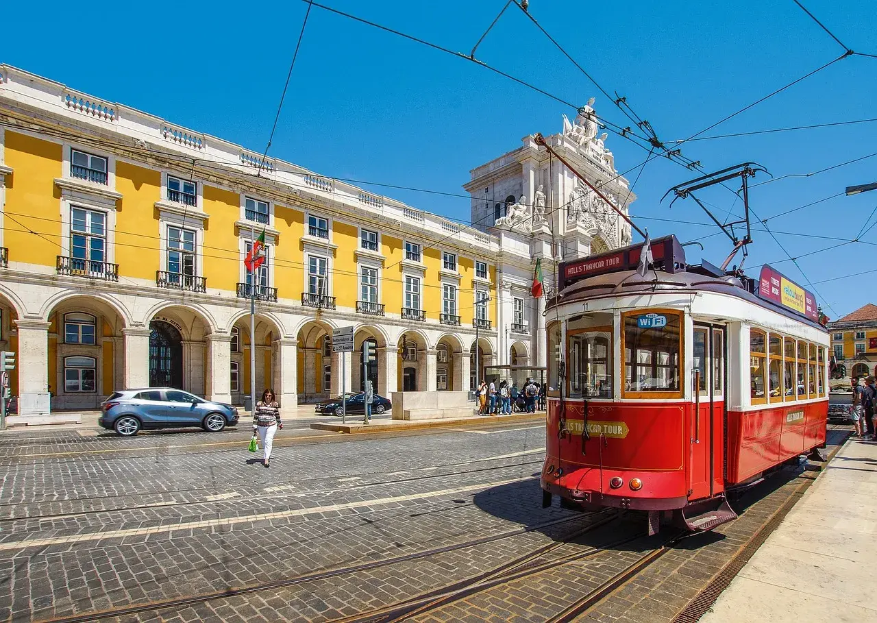 En röd spårvagn i Lissabon, perfekt för att utforska stadens charmiga **interrail rutter**.
