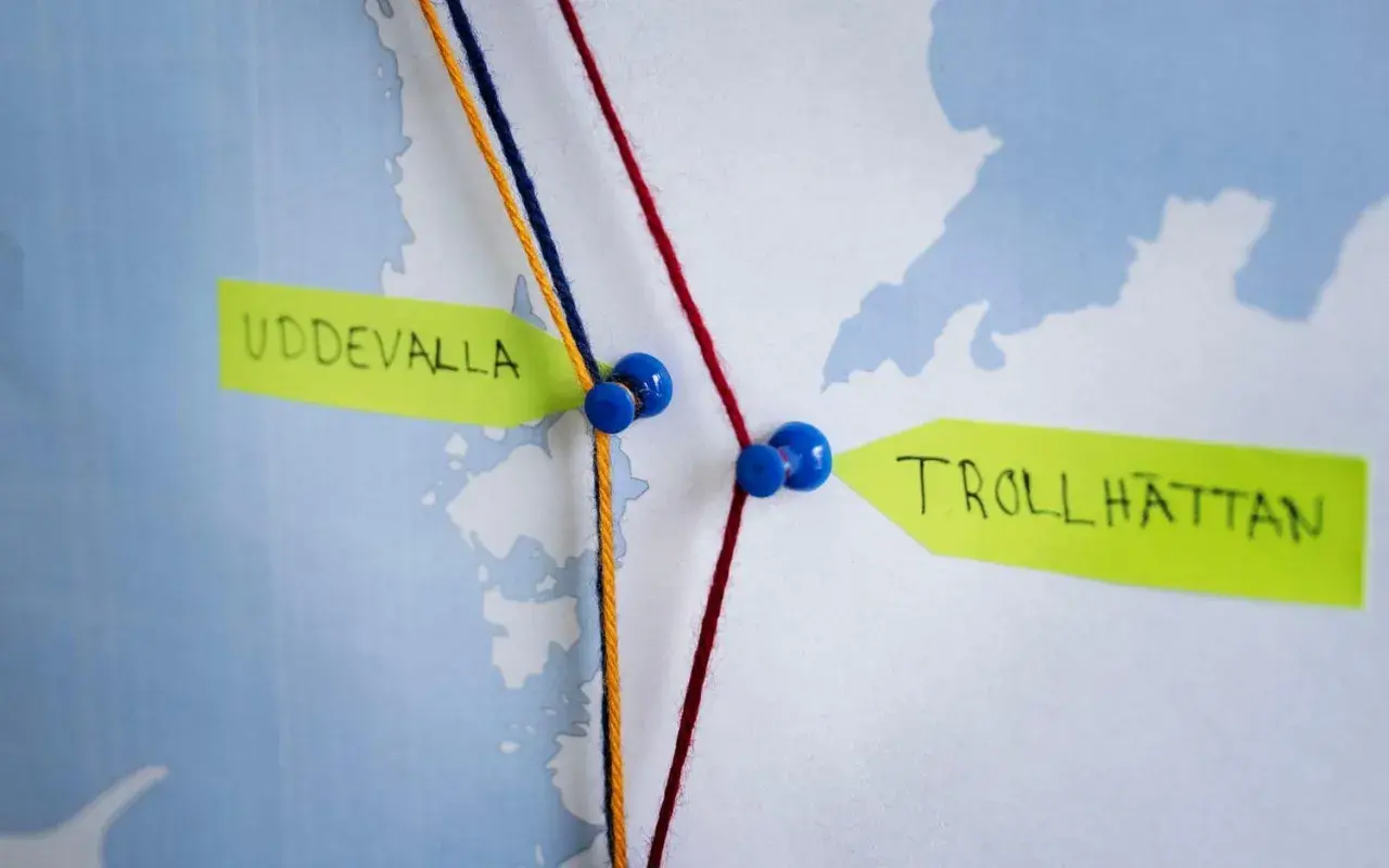 Karta med trådar som visar en tågresa från Uddevalla till Trollhättan.