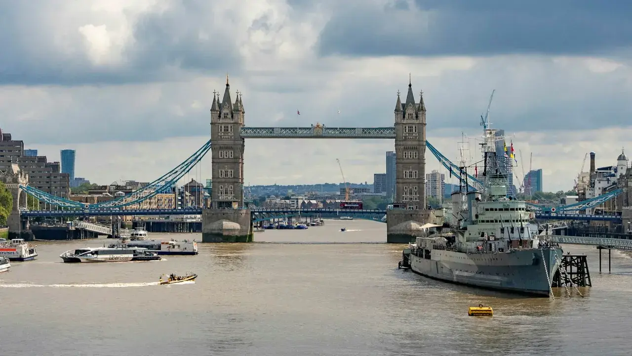 Tower Bridge i London med fartyg i förgrunden. Bra tips för din resa till London!