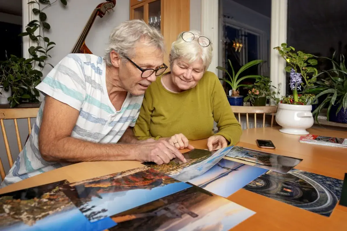 Ett pensionärspar tittar på bilder från en Interrailresa. De planerar kanske nästa äventyr.