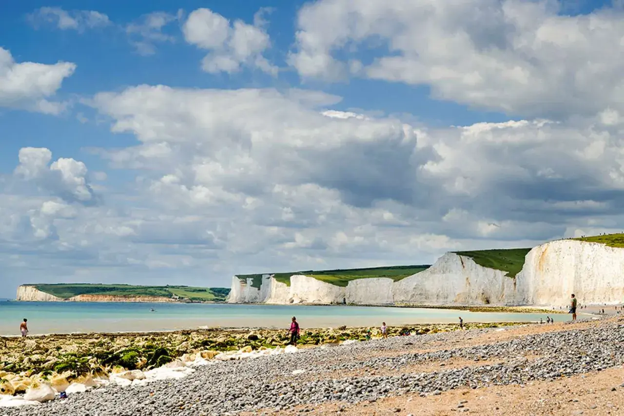 Vackra vita klippor vid havet, en perfekt plats att åka till England och njuta av naturen.