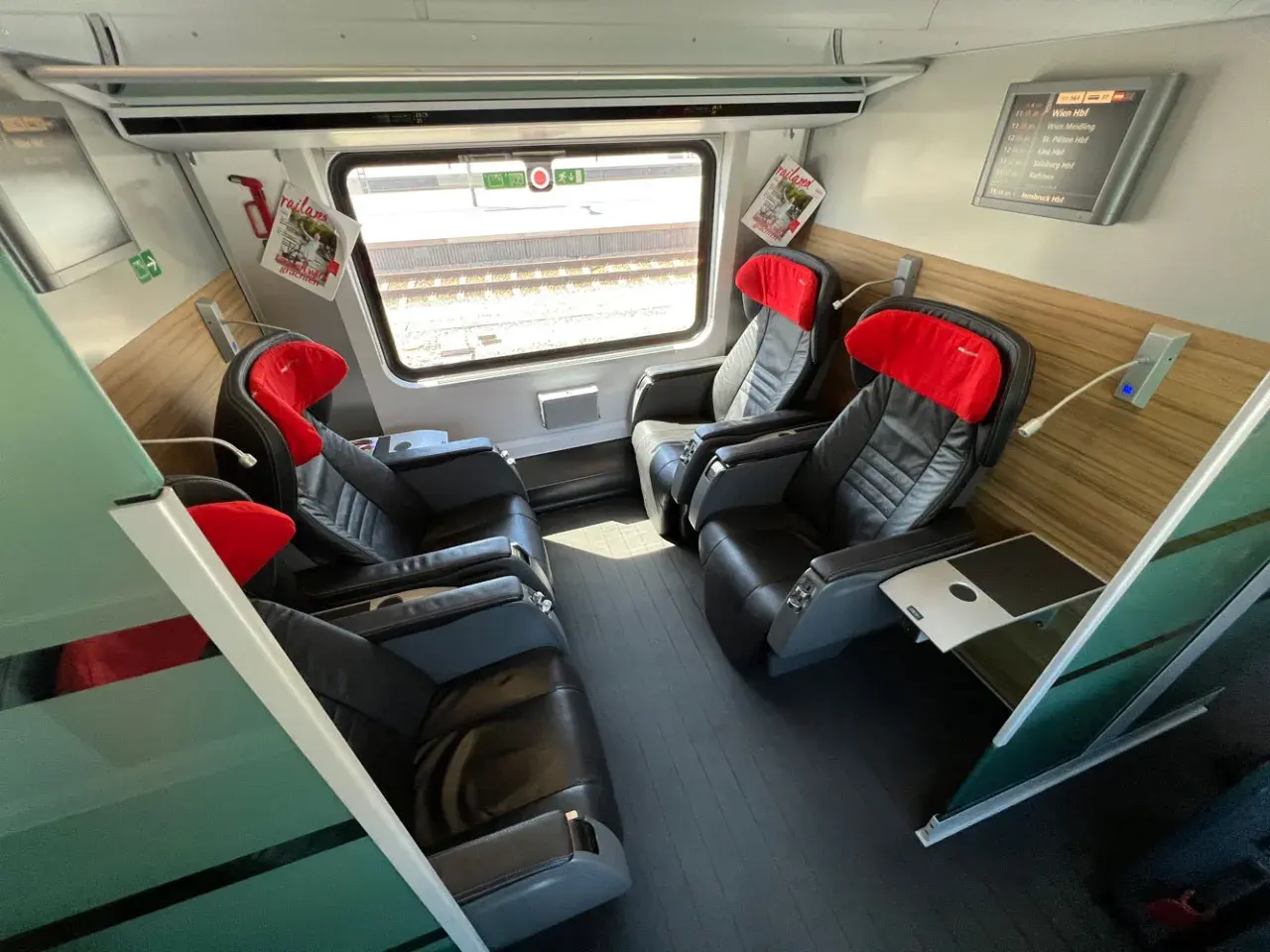 Bekväma säten i ett tåg, redo för resan Wien-Salzburg.
