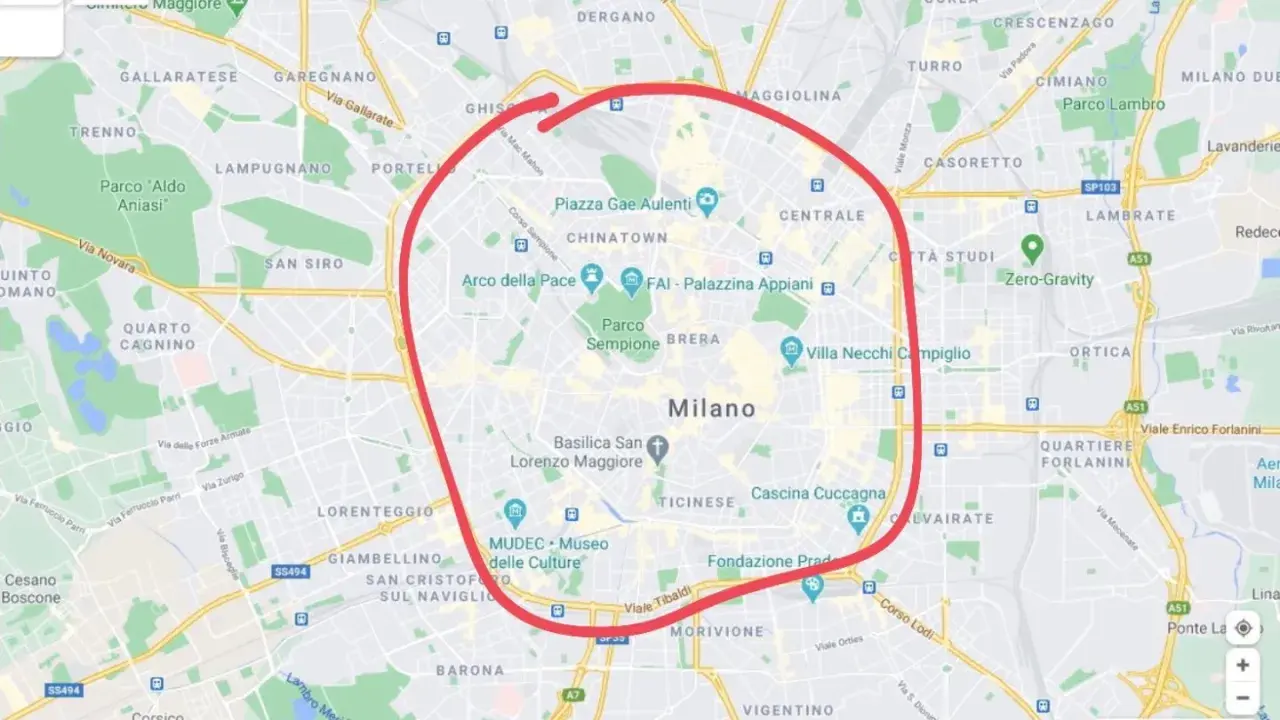 En karta över Milano med en röd cirkel som markerar stadens centrum, perfekt för din **milano reseguide**.