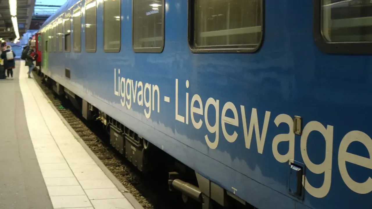 Blå liggvagn på stationen, redo för resan mot Köpenhamn och Hamburg. DSB.