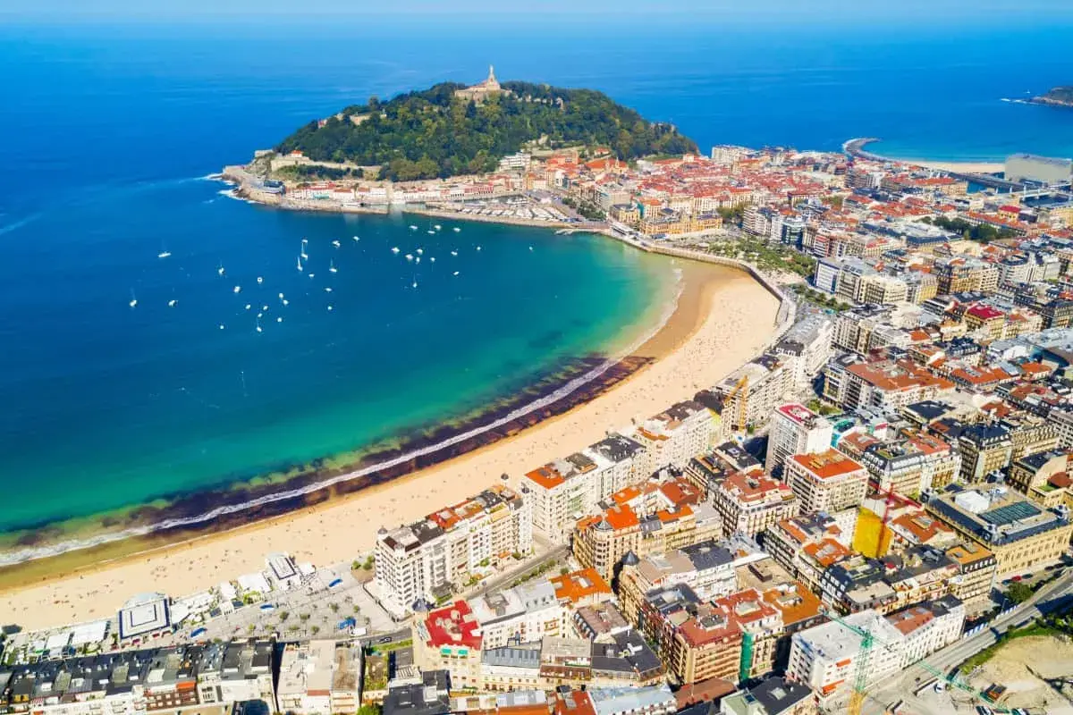Vacker vy över San Sebastián med sin gyllene strand, turkosa vatten och charmiga stad. En perfekt plats för en semester.
