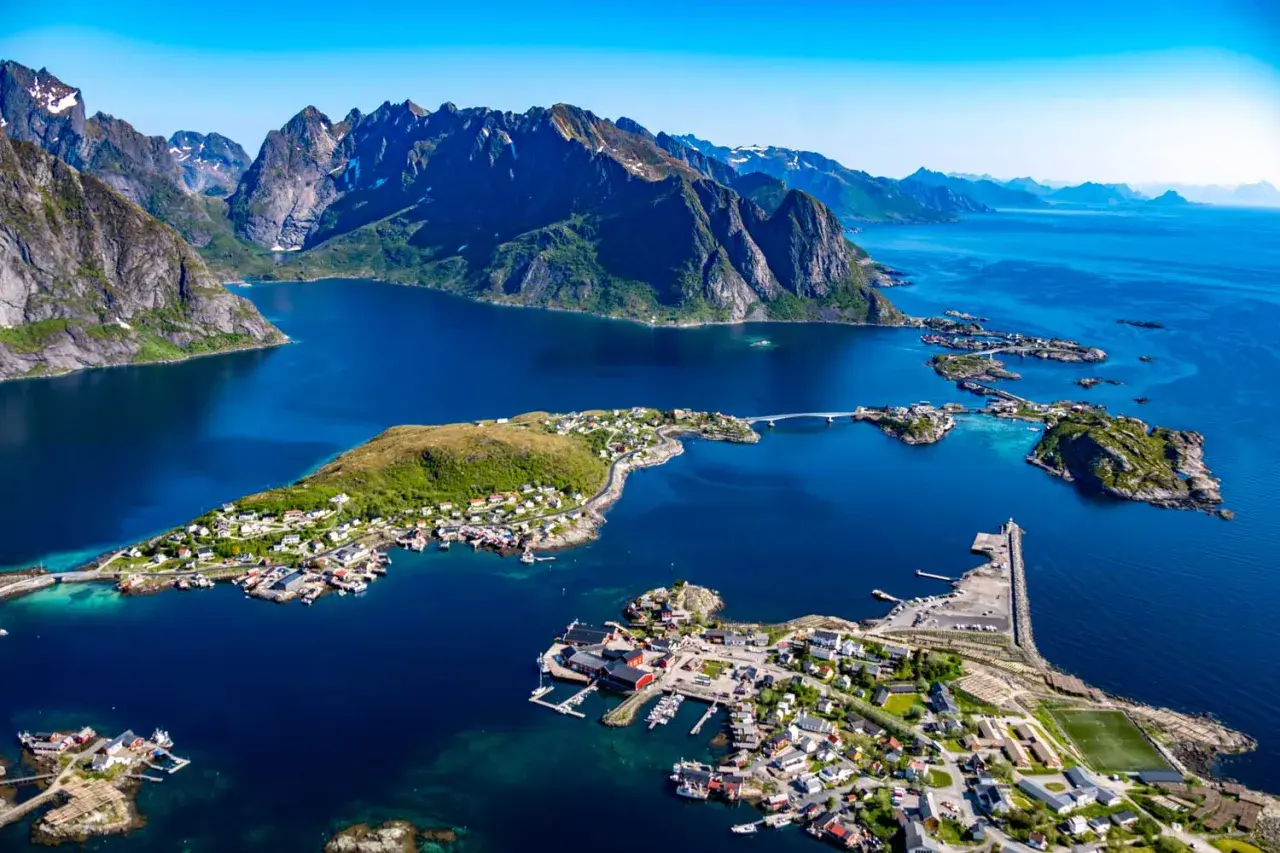 En drömlik lofoten resa med dramatiska berg, turkost vatten och charmiga fiskebyar. En perfekt vy över en norsk pärla.