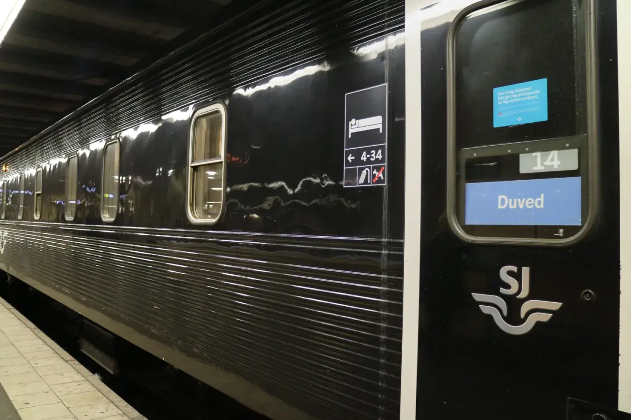 Svart nattåg med SJ-logotypen, redo för resan till Stockholm. Vagn 14, Duved.