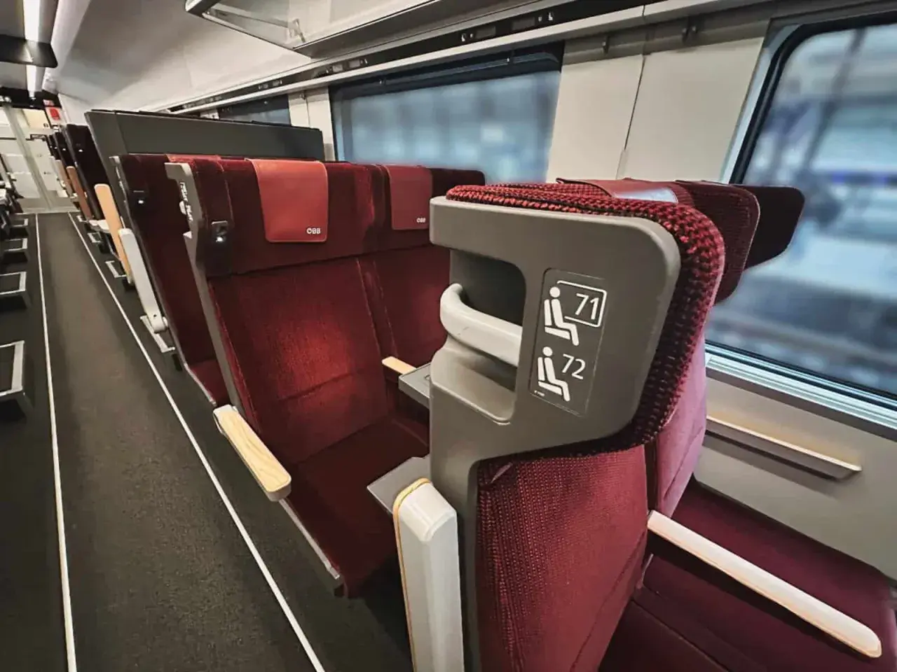 Röda säten i ett nattåg, redo för resan till Hamburg.