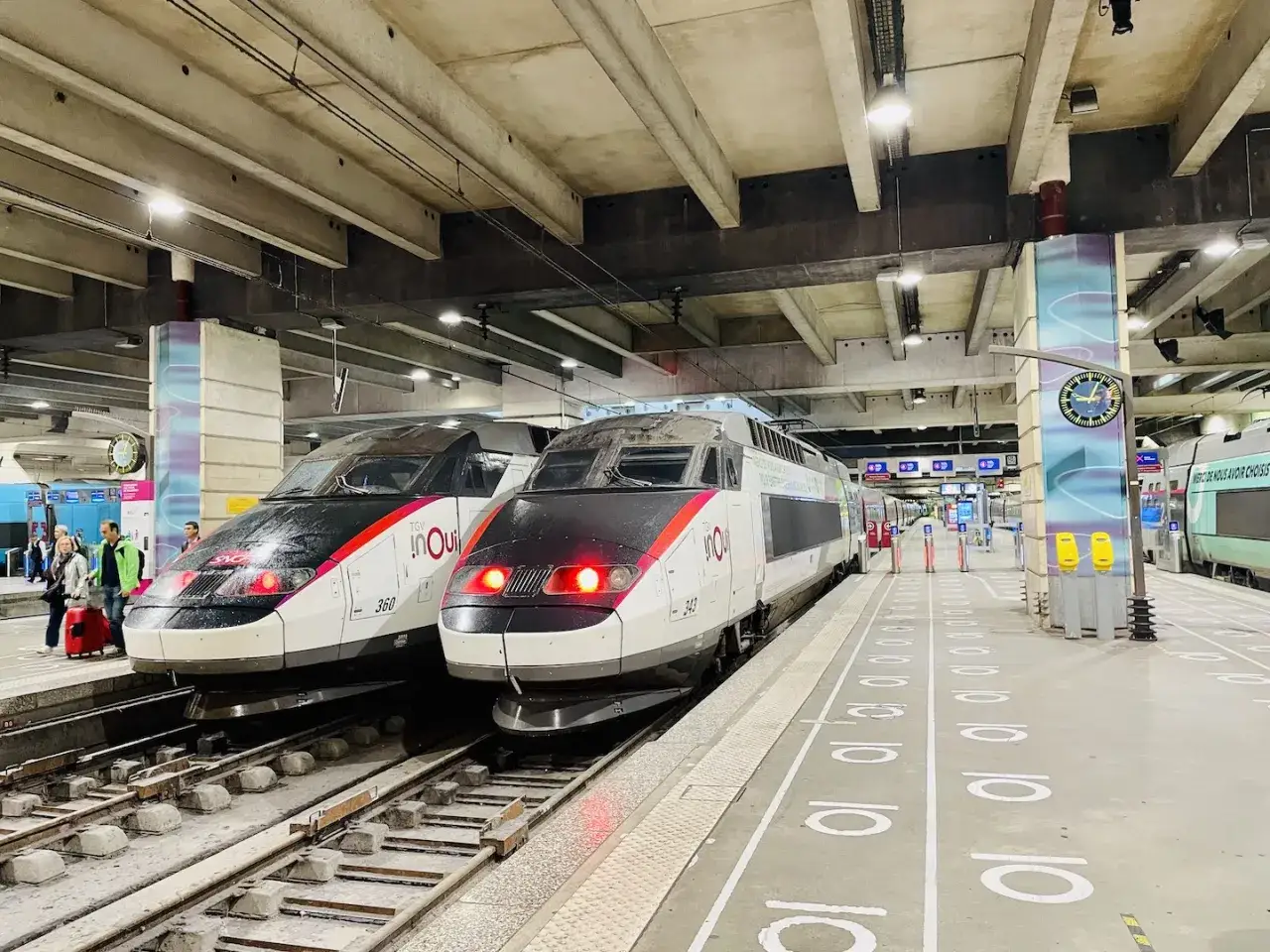Två snabbtåg i Frankrike, TGV InOui, står redo på stationen.