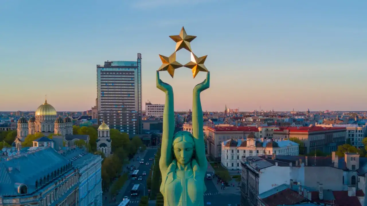 Frihetsmonumentet i Riga med sina tre gyllene stjärnor reser sig över staden.