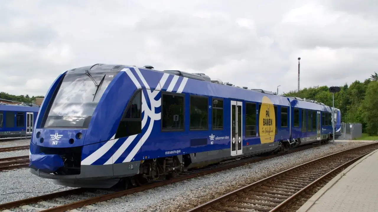 Bl&aring;tt t&aring;g med vita r&auml;nder, NJ-logotyp och texten 
