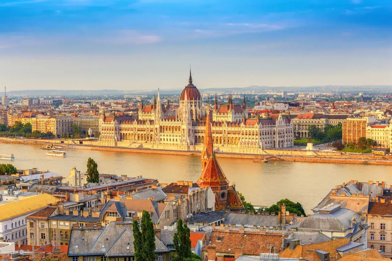Budapests parlamentsbyggnad vid Donau, perfekt för en weekendpaket Europa.