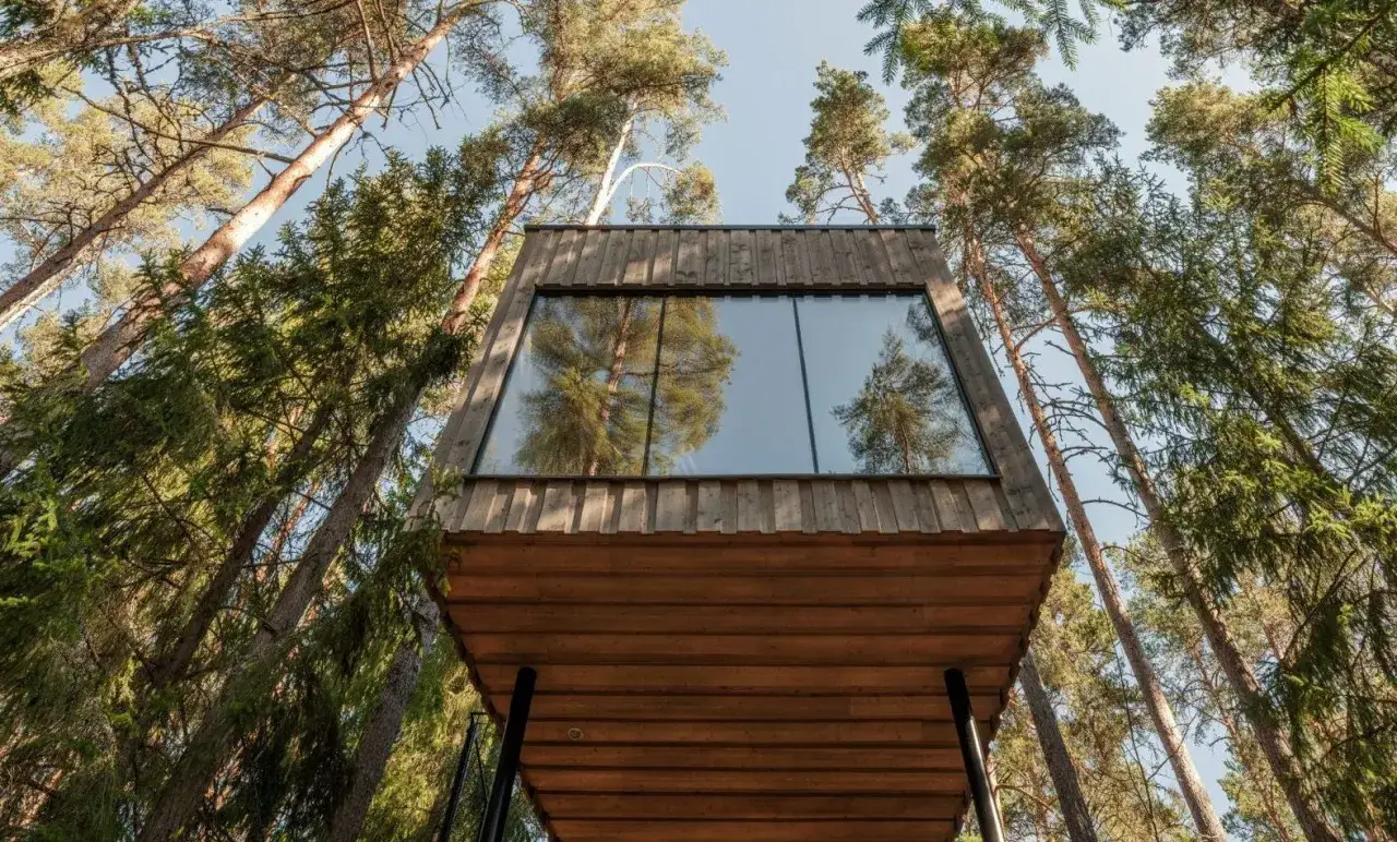 Moderna träkoja i skogen, ett unikt hotell för den som vill bo nära naturen.
