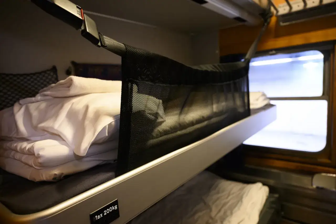 Bäddat och klart i sovvagnen för en natt med snälltåget interrail. En bekväm resa väntar.
