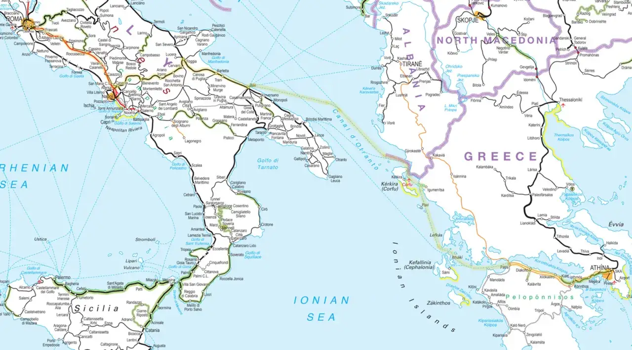 En karta över Italien och Grekland, med möjliga rutter för ett tåg till Grekland.