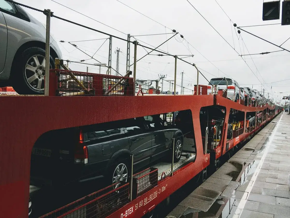 Ett långt biltåg med flera våningar lastat med bilar, redo för transport. Detta biltåg i Tyskland är en imponerande syn.