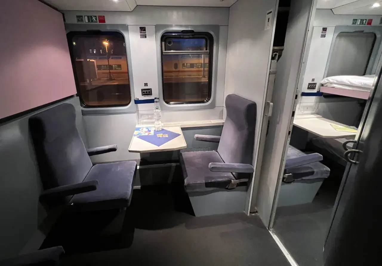 Sovkupé i nattåg. Tänk dig en resa med biltåg Hamburg Verona, priset kan vara överkomligt för denna bekvämlighet.