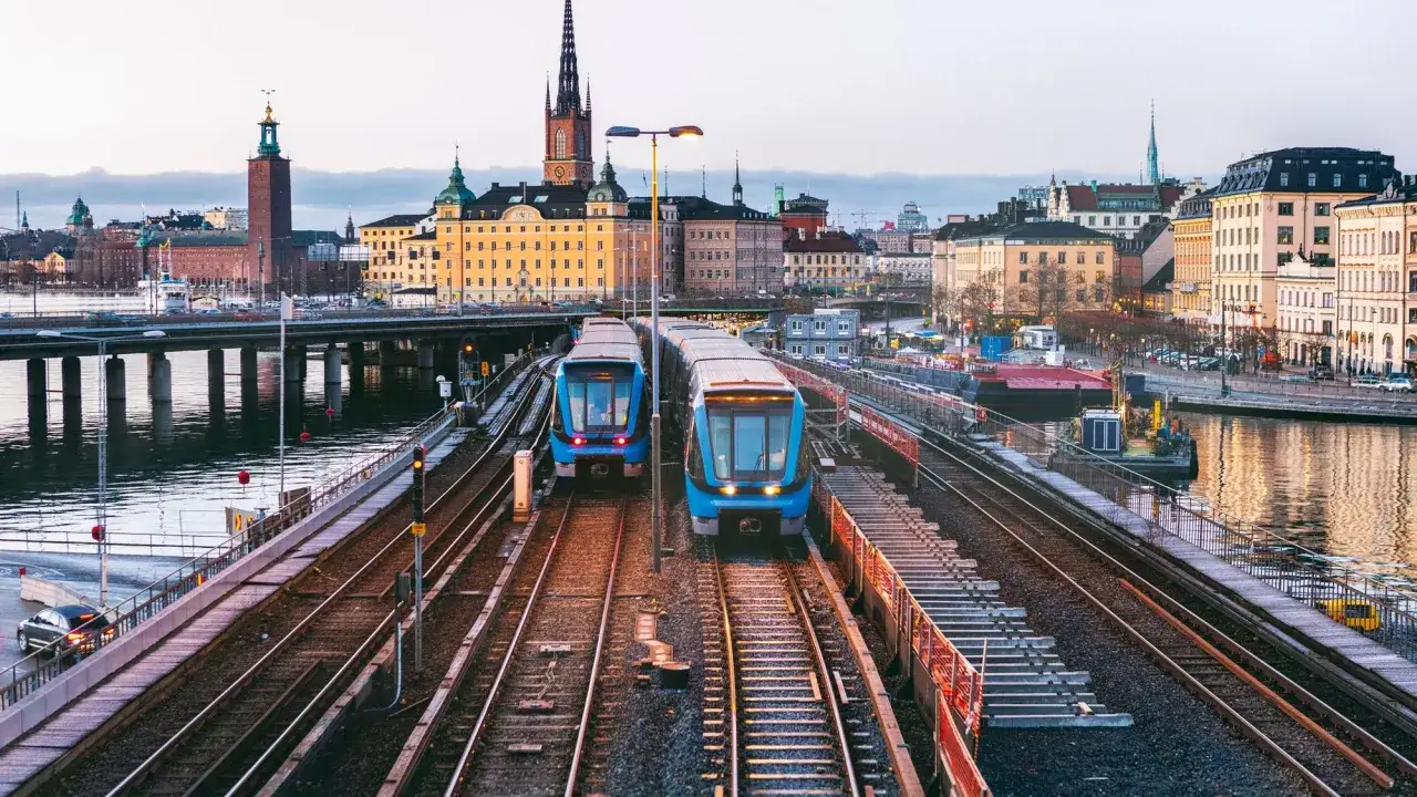 Två blå tunnelbanevagnar står på spåren i Stockholm, redo för nya weekendresor i Europa.