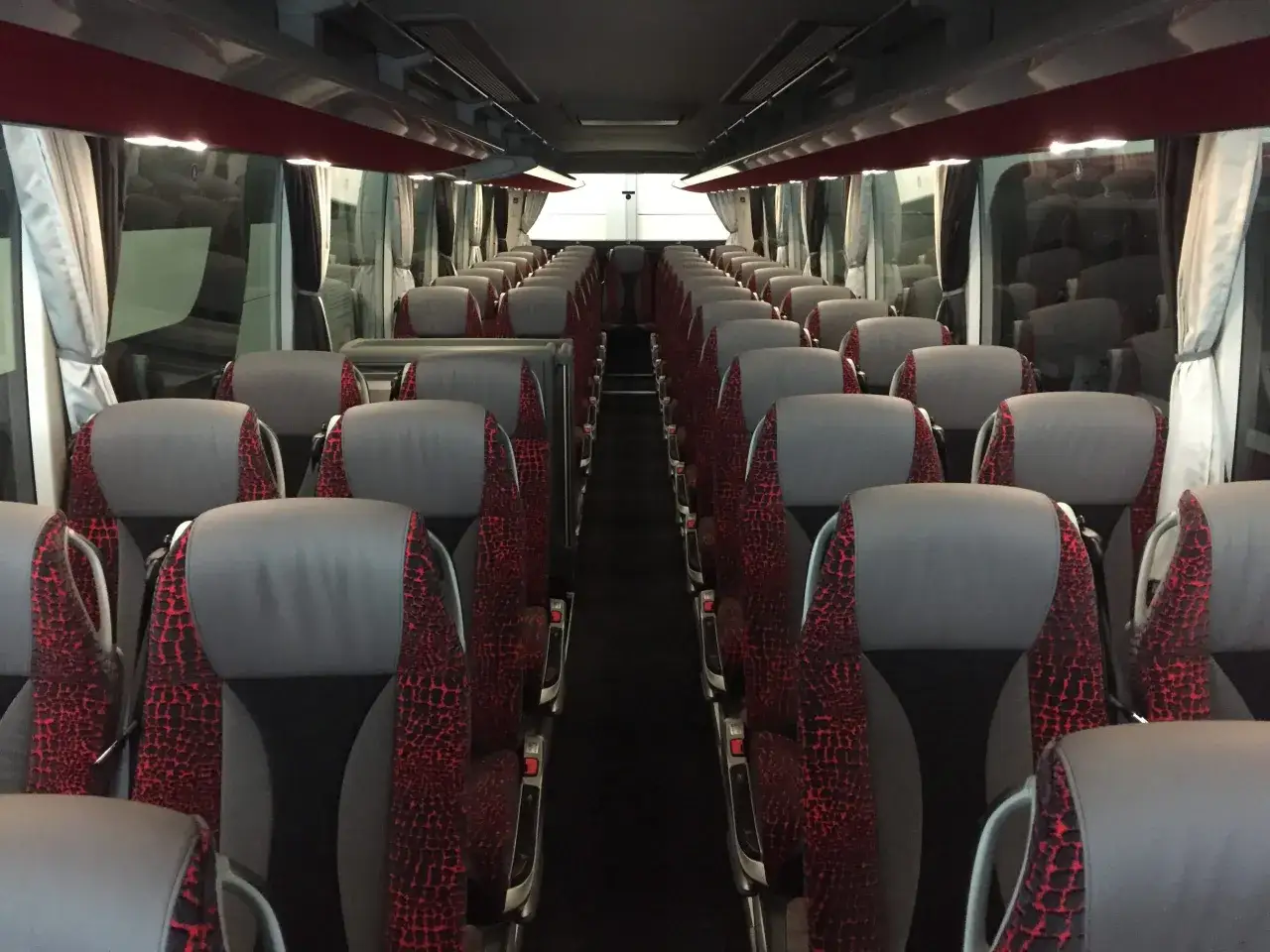 Tomma säten i en buss, redo för resan till Hemsedal.