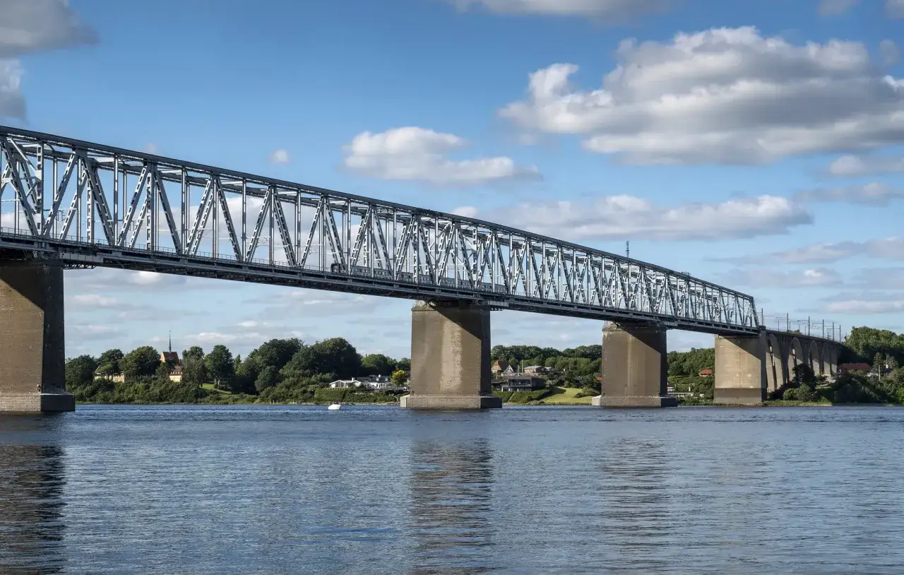 Lilla Bältbron sträcker sig över vattnet, en imponerande järnvägsbro med en tågfärd som passerar.