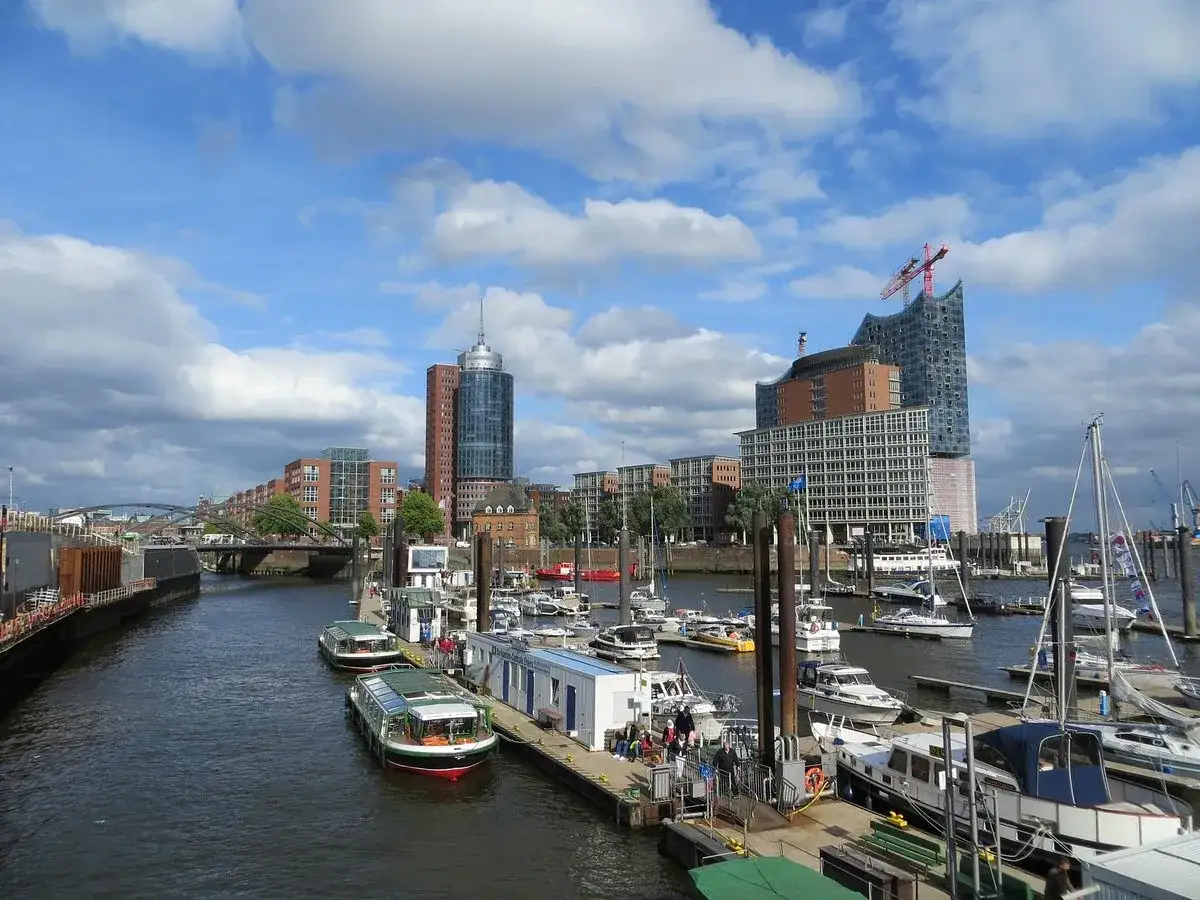 En härlig utsikt över Hamburgs hamn med båtar och moderna byggnader, perfekt för en weekend i Hamburg.