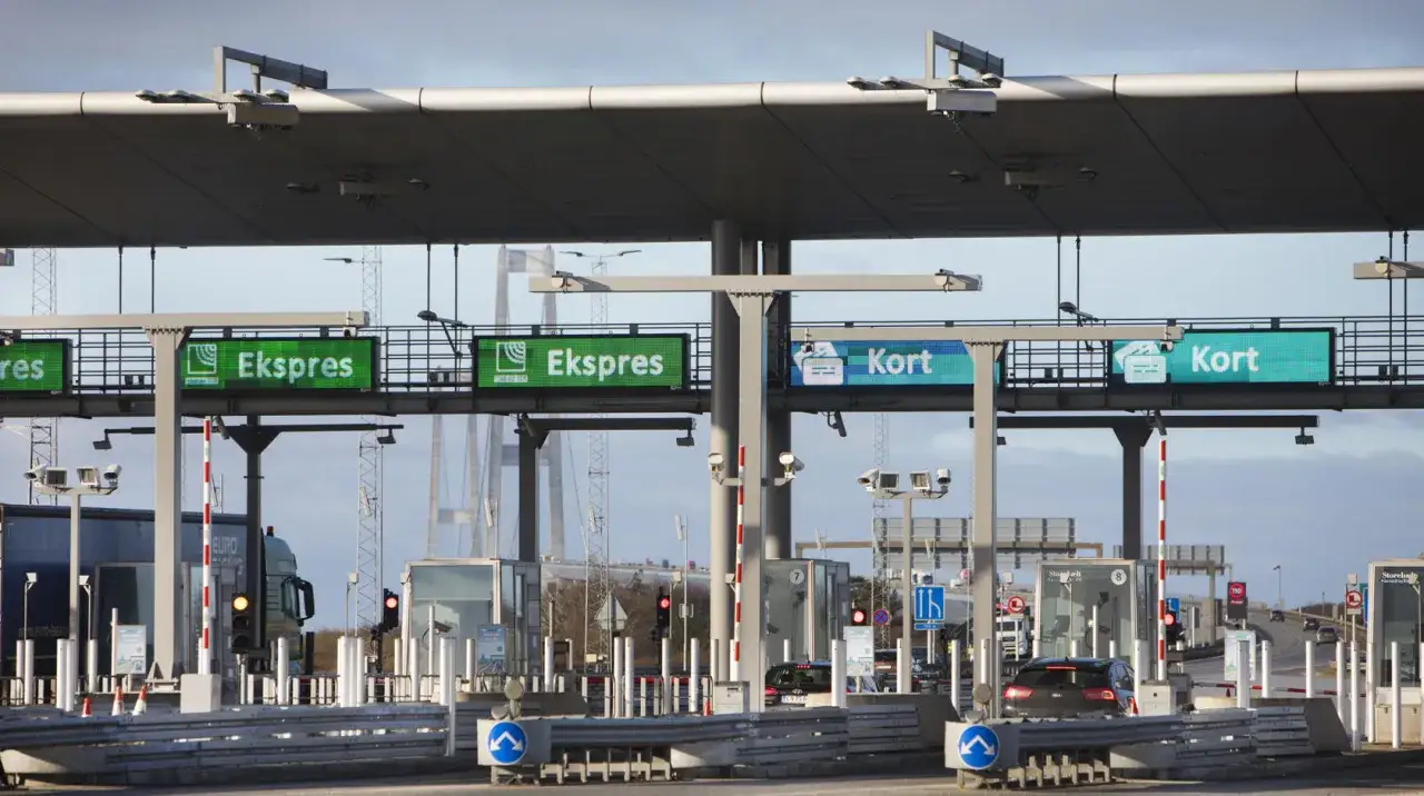 Stora Bältbron pris: Express- och kortfiler vid betalstationen. Bilar och lastbilar närmar sig.