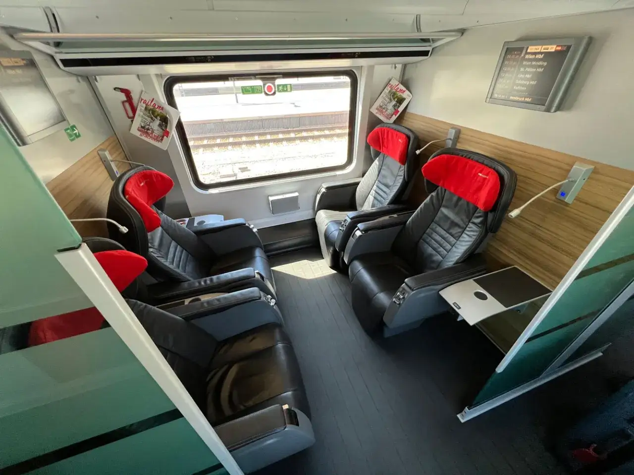 Tomma, lyxiga säten i ett tåg, redo för resan Wien Salzburg.