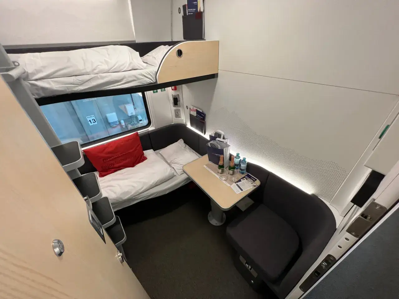 Sovhytt i Nightjet, perfekt för Interrail. Två bäddar, bord med dryck och en bekväm sittplats.